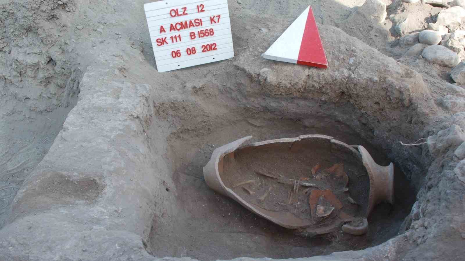 oluz-hoyukte-fenikelilerin-izine-rastlandi-insan-basli-cam-boncuklar-ve-kupten-bebek-mezarlari-bulundu