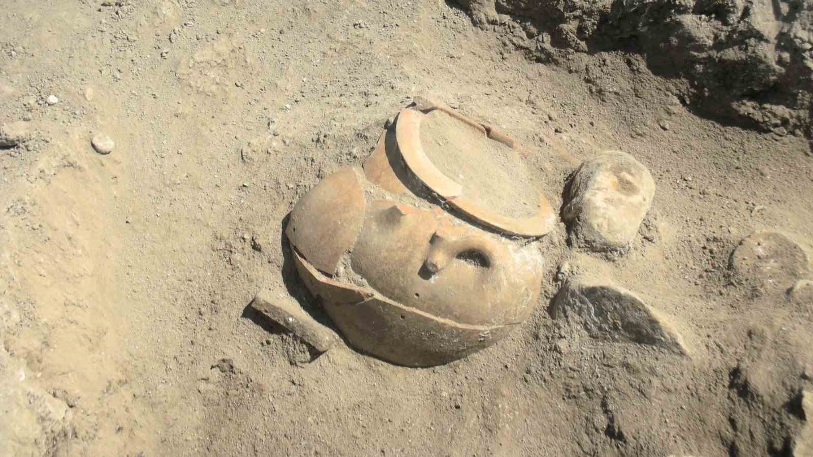 oluz-hoyukte-fenikelilerin-izine-rastlandi-insan-basli-cam-boncuklar-ve-kupten-bebek-mezarlari-bulundu