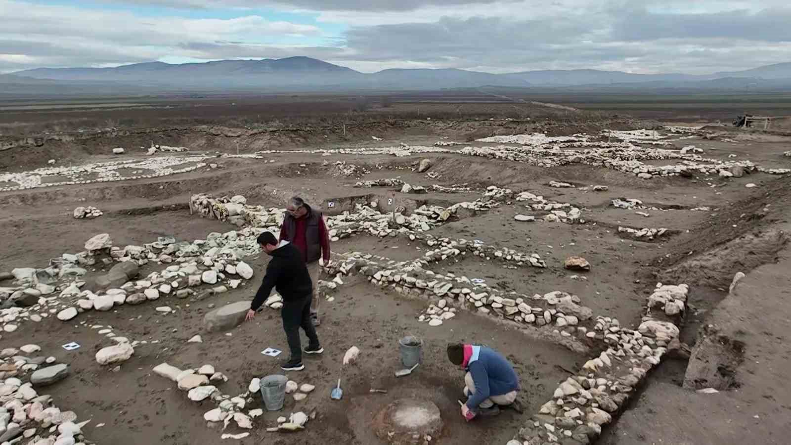 oluz-hoyukte-fenikelilerin-izine-rastlandi-insan-basli-cam-boncuklar-ve-kupten-bebek-mezarlari-bulundu