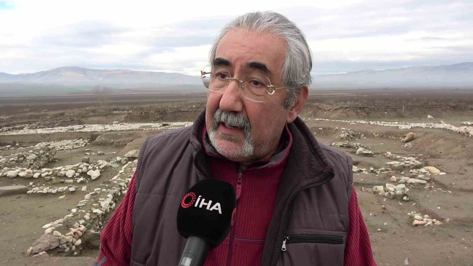 oluz-hoyukte-fenikelilerin-izine-rastlandi-insan-basli-cam-boncuklar-ve-kupten-bebek-mezarlari-bulundu