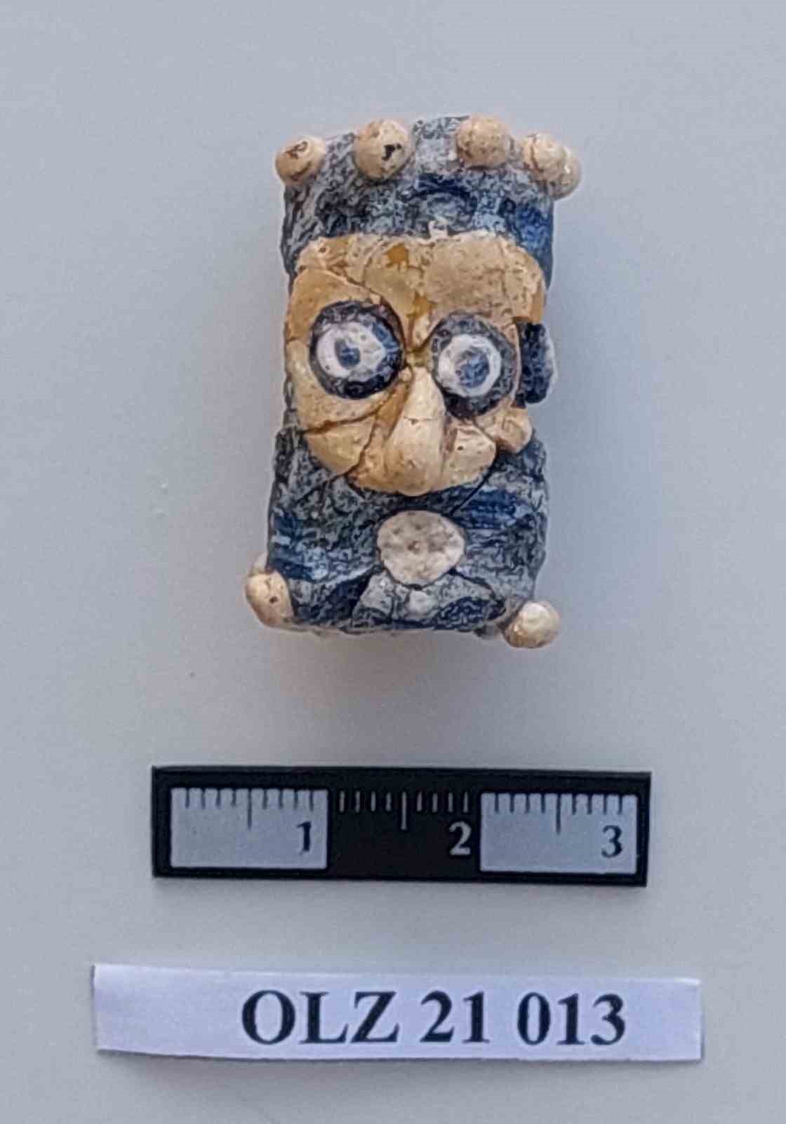 oluz-hoyukte-fenikelilerin-izine-rastlandi-insan-basli-cam-boncuklar-ve-kupten-bebek-mezarlari-bulundu