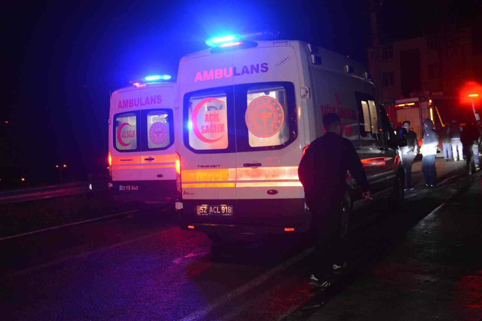 orduda-hafif-ticari-arac-ile-otomobil-kafa-kafaya-carpisti-1-olu-4-yarali