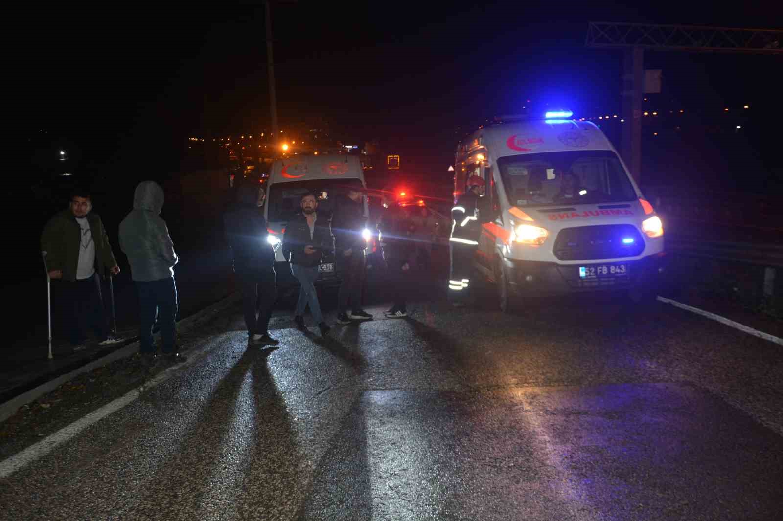 orduda-hafif-ticari-arac-ile-otomobil-kafa-kafaya-carpisti-1-olu-4-yarali