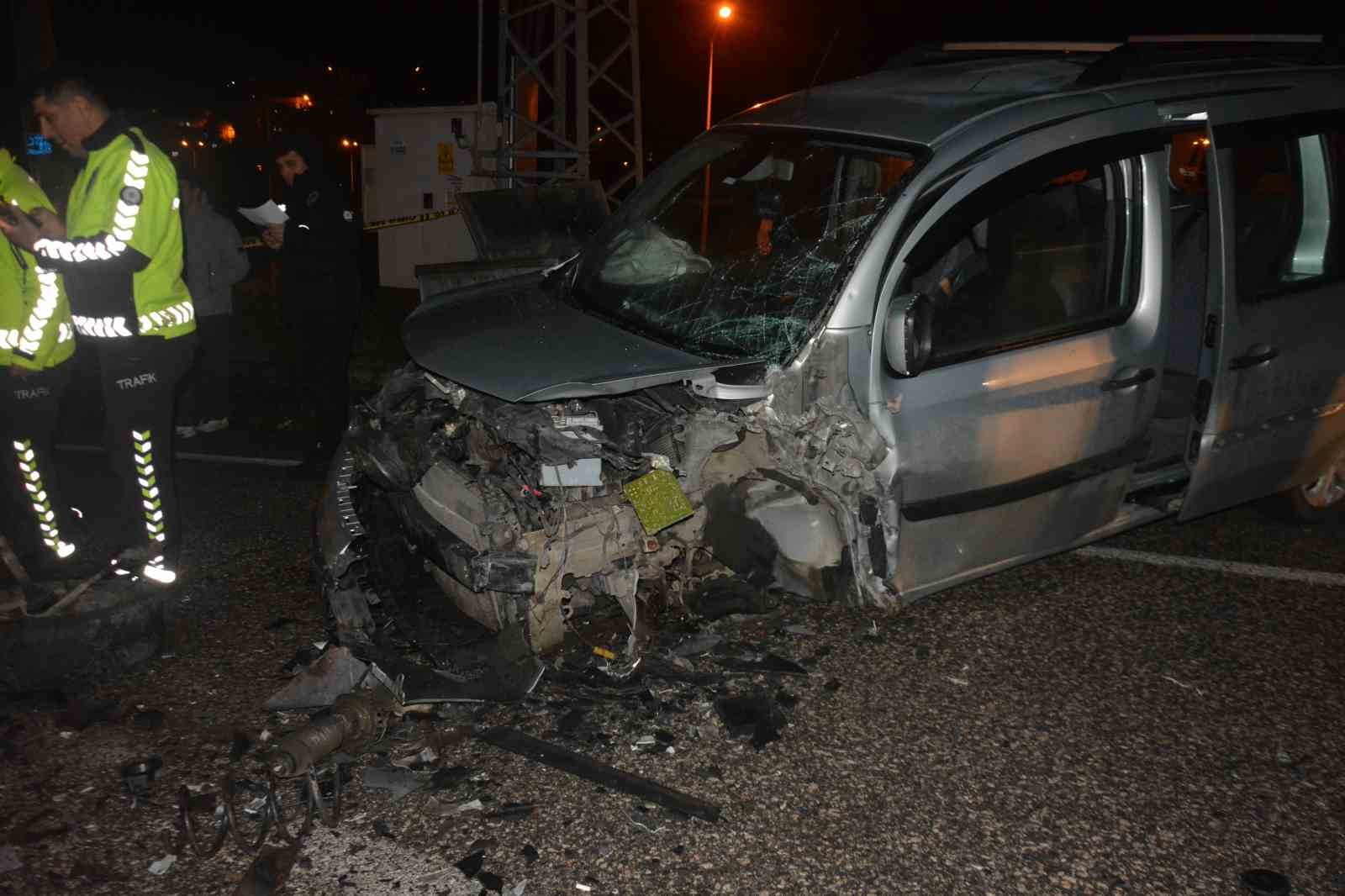 orduda-hafif-ticari-arac-ile-otomobil-kafa-kafaya-carpisti-1-olu-4-yarali