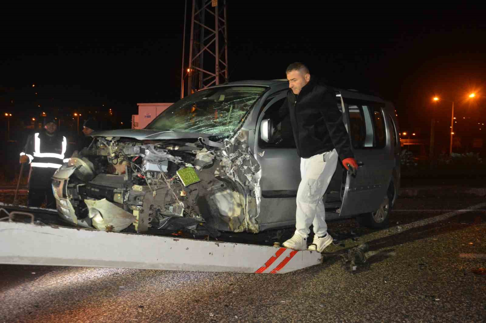 orduda-hafif-ticari-arac-ile-otomobil-kafa-kafaya-carpisti-1-olu-4-yarali