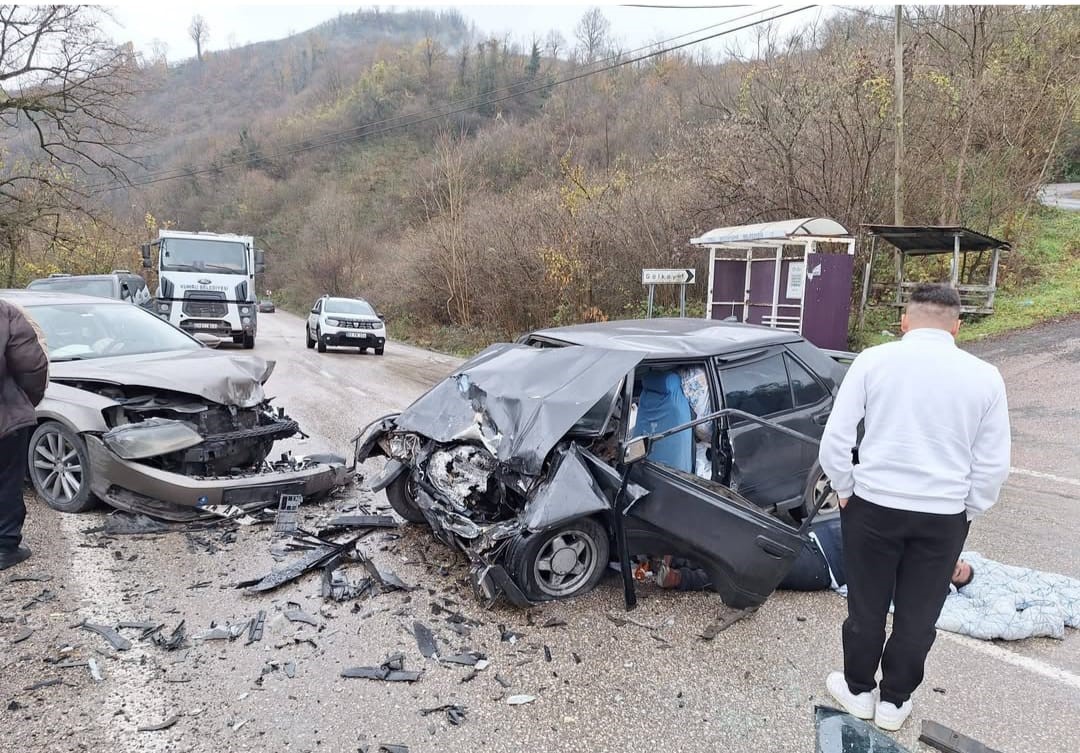 orduda-iki-otomobil-carpisti-1-yarali