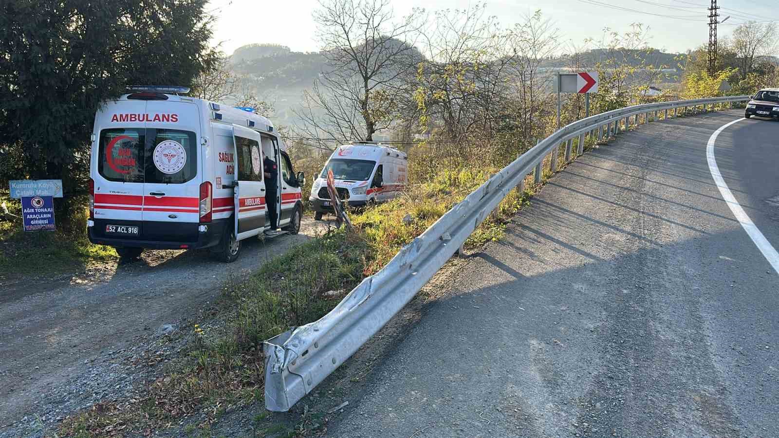 orduda-otomobil-findik-bahcesine-devrildi-anne-ve-kizi-yaralandi