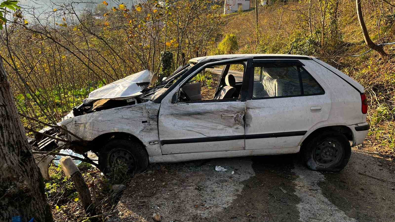 orduda-otomobil-findik-bahcesine-devrildi-anne-ve-kizi-yaralandi