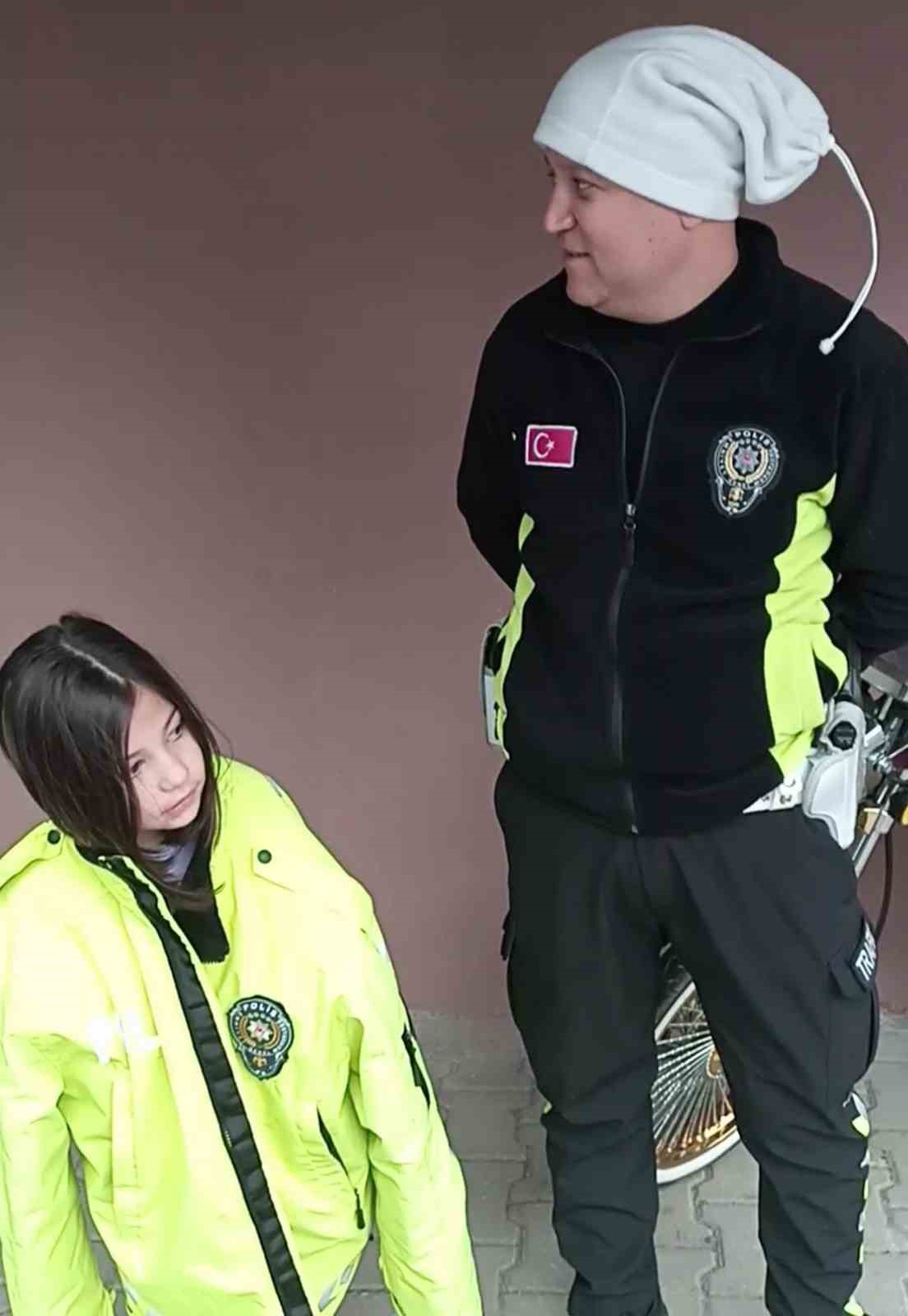 orduda-usuyen-kucuk-kiza-polislerden-yurekleri-isitan-hareket