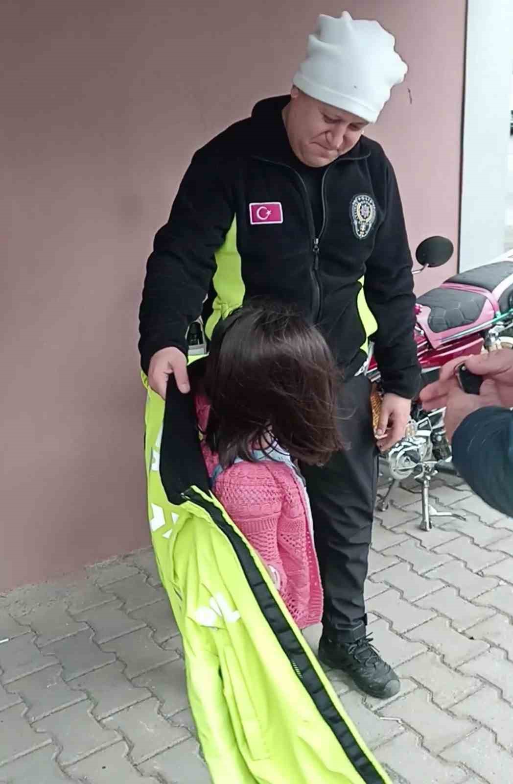 orduda-usuyen-kucuk-kiza-polislerden-yurekleri-isitan-hareket