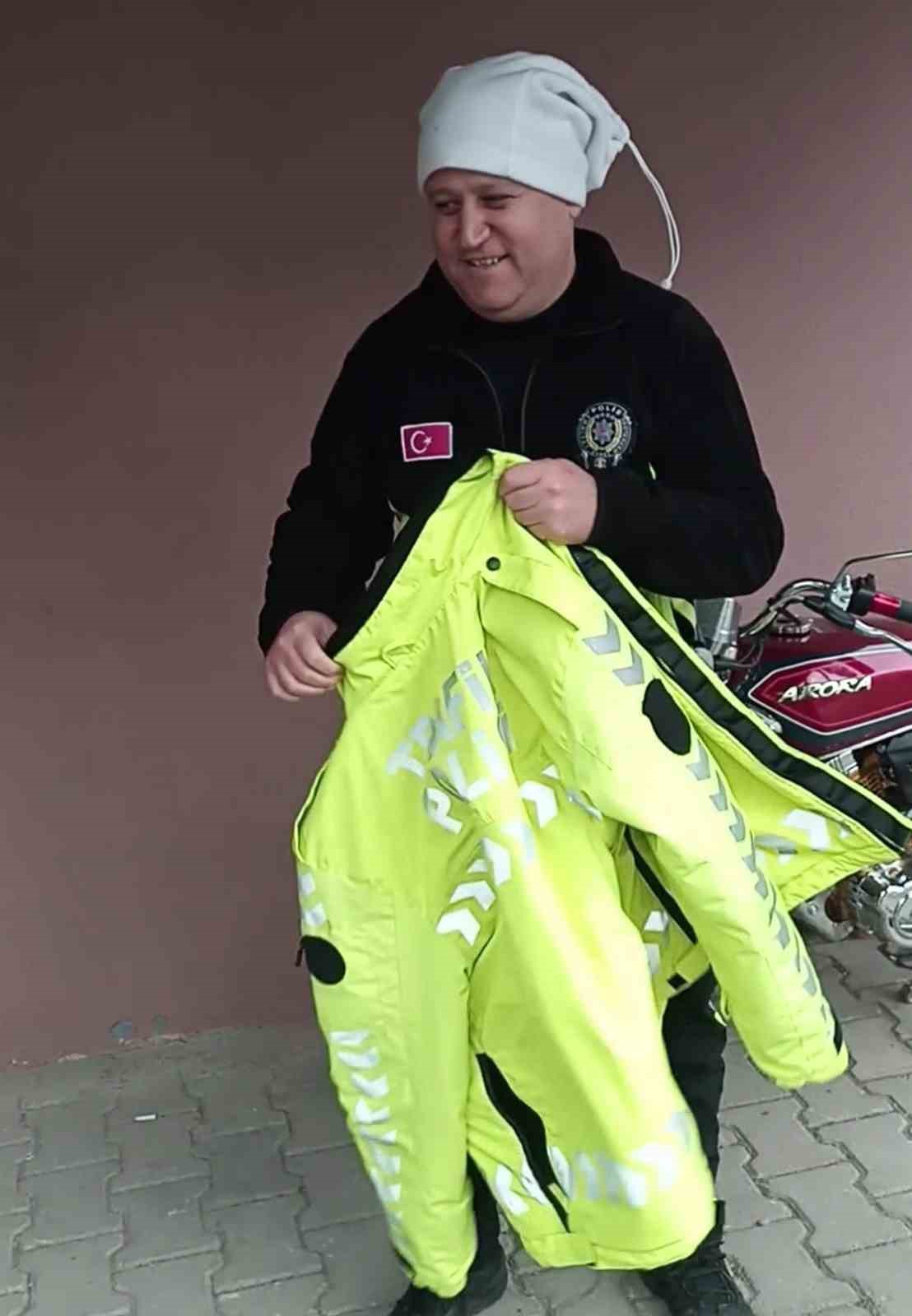 orduda-usuyen-kucuk-kiza-polislerden-yurekleri-isitan-hareket