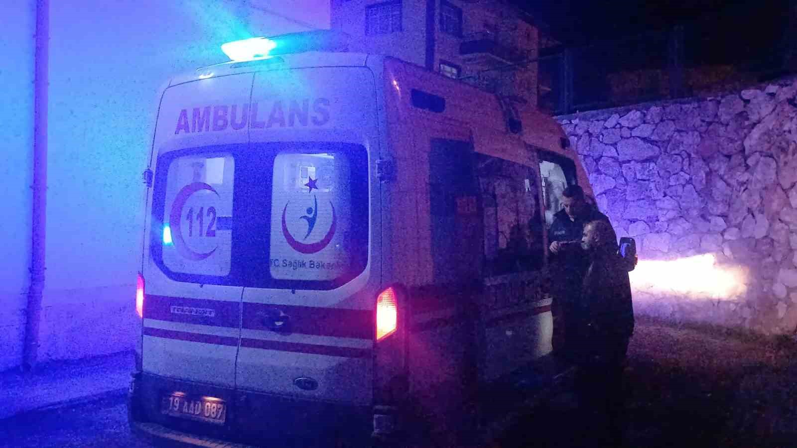 otomobil-istinat-duvarindan-okulun-bahcesine-dustu-2-yarali