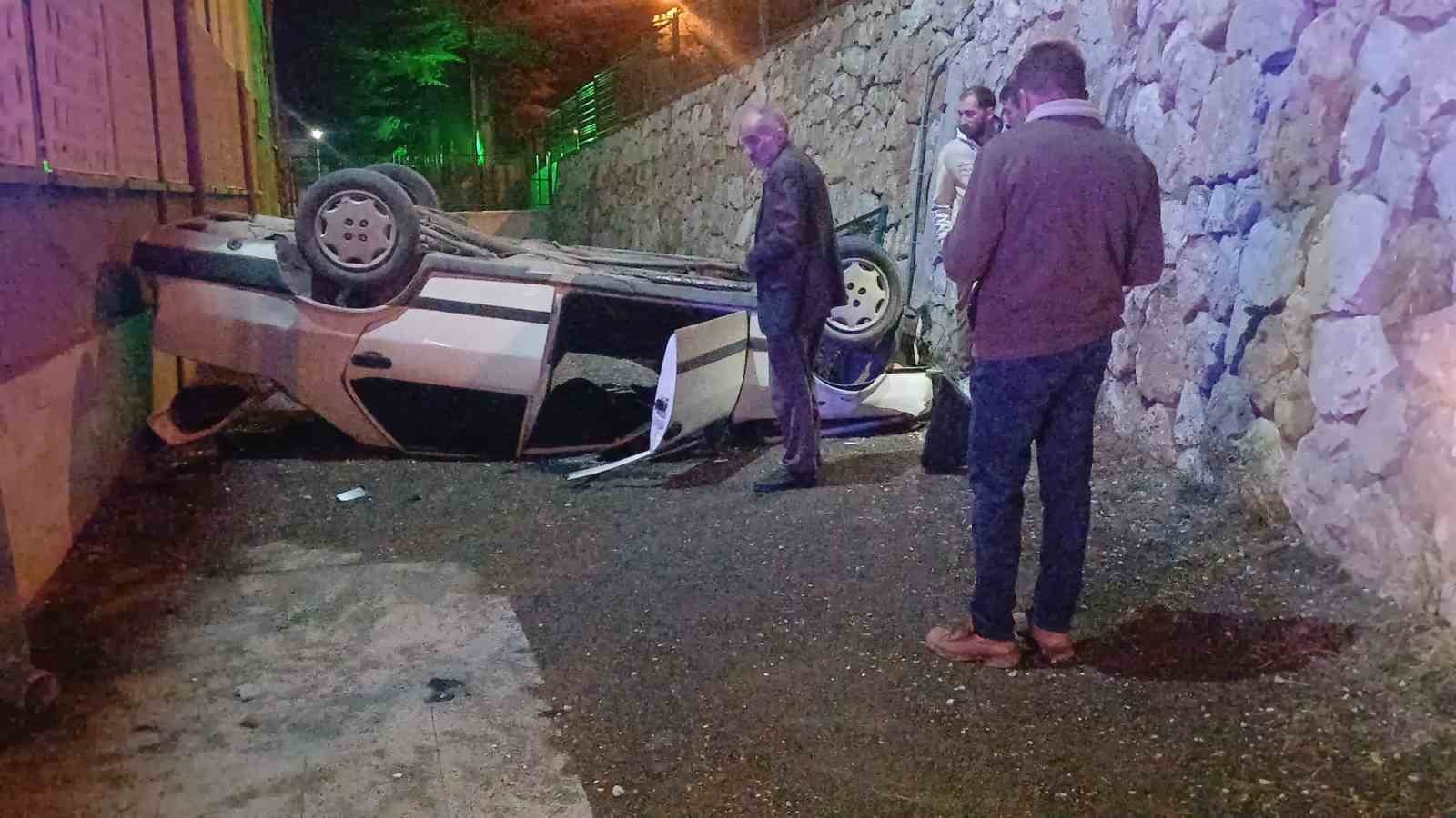 otomobil-istinat-duvarindan-okulun-bahcesine-dustu-2-yarali