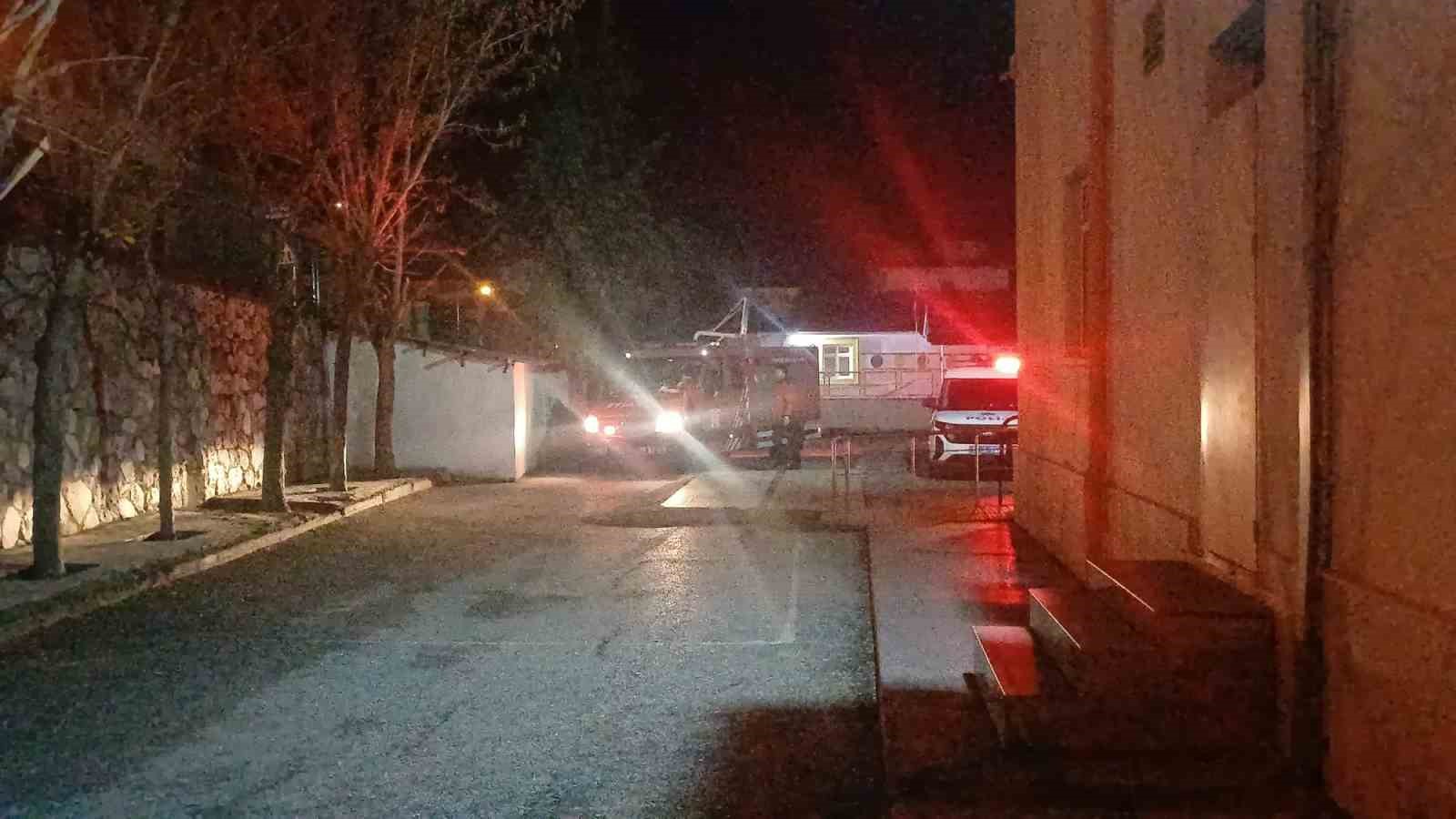 otomobil-istinat-duvarindan-okulun-bahcesine-dustu-2-yarali