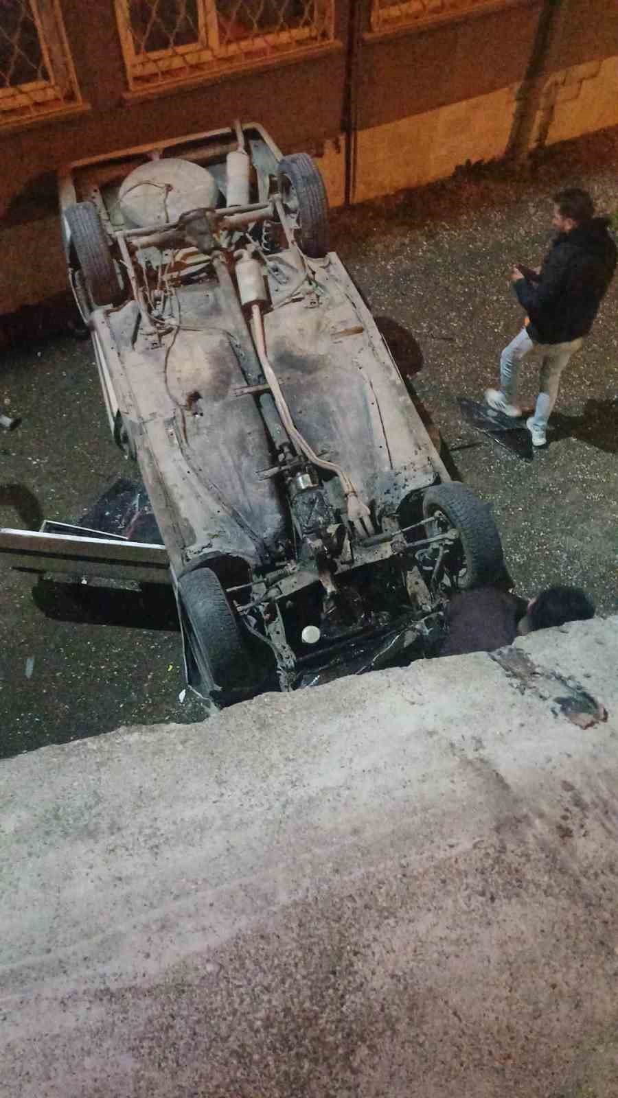 otomobil-istinat-duvarindan-okulun-bahcesine-dustu-2-yarali