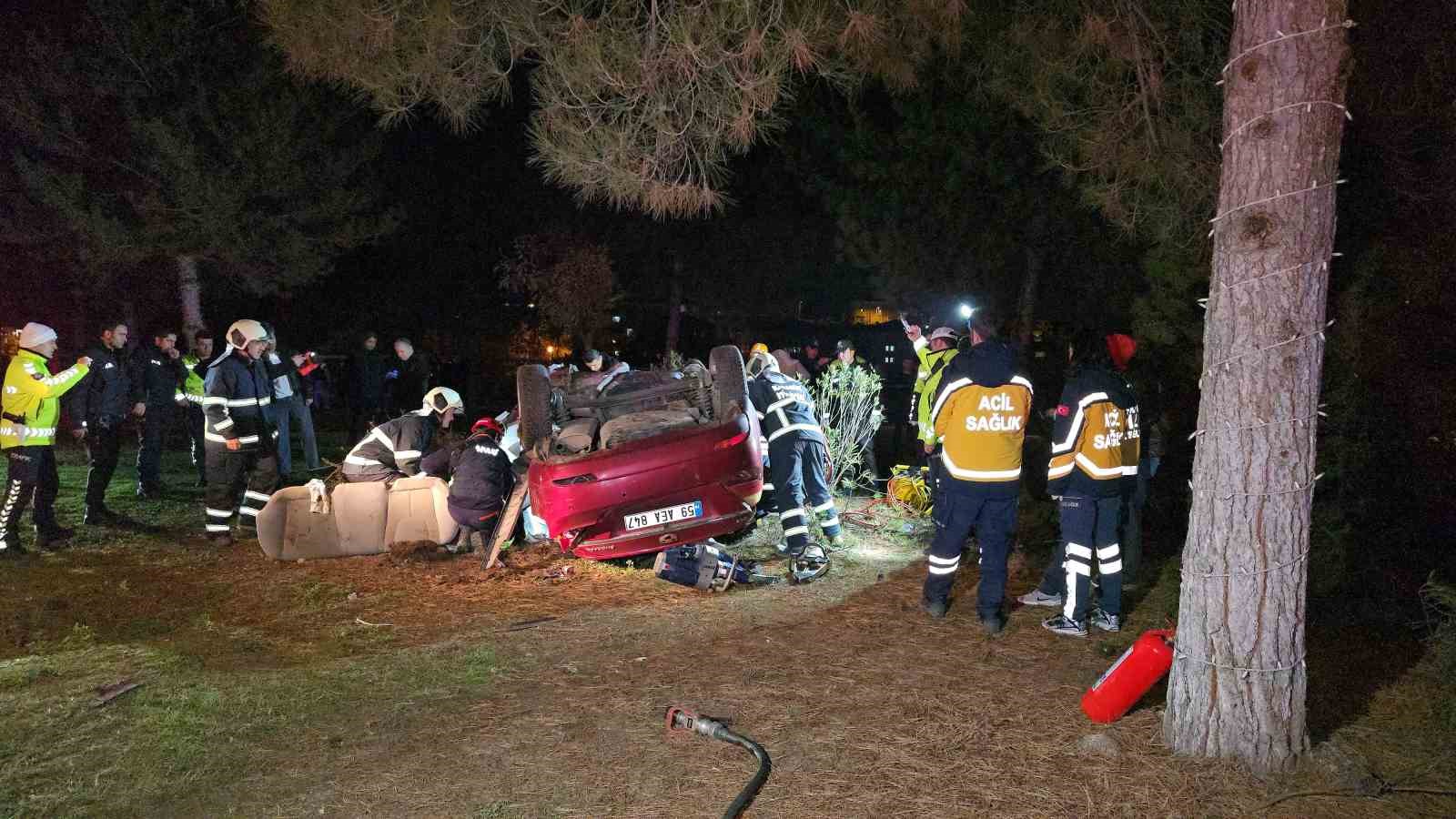 otomobil-takla-atarak-carptigi-agaci-kokunden-soktu-1-olu