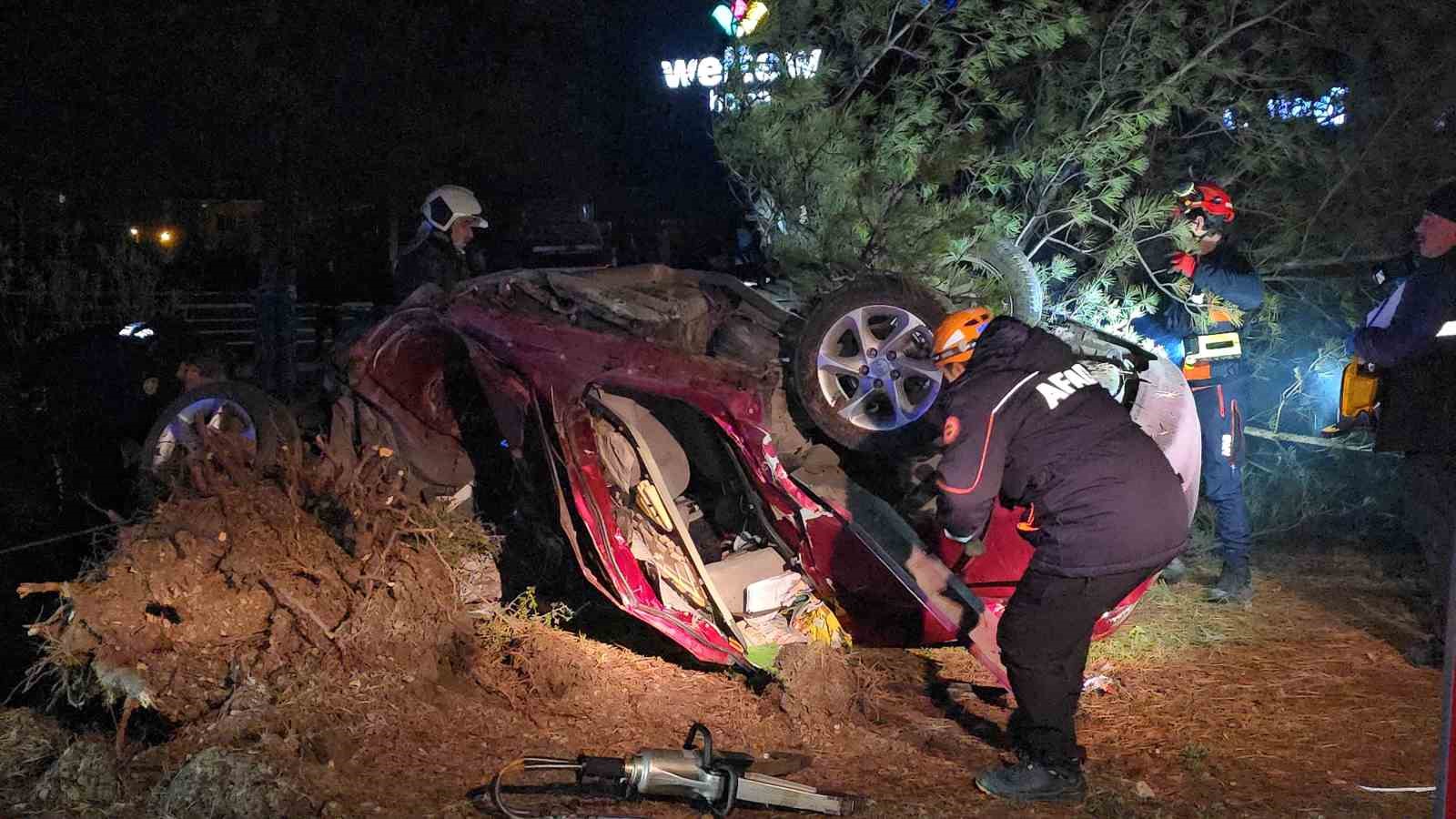 otomobil-takla-atarak-carptigi-agaci-kokunden-soktu-1-olu