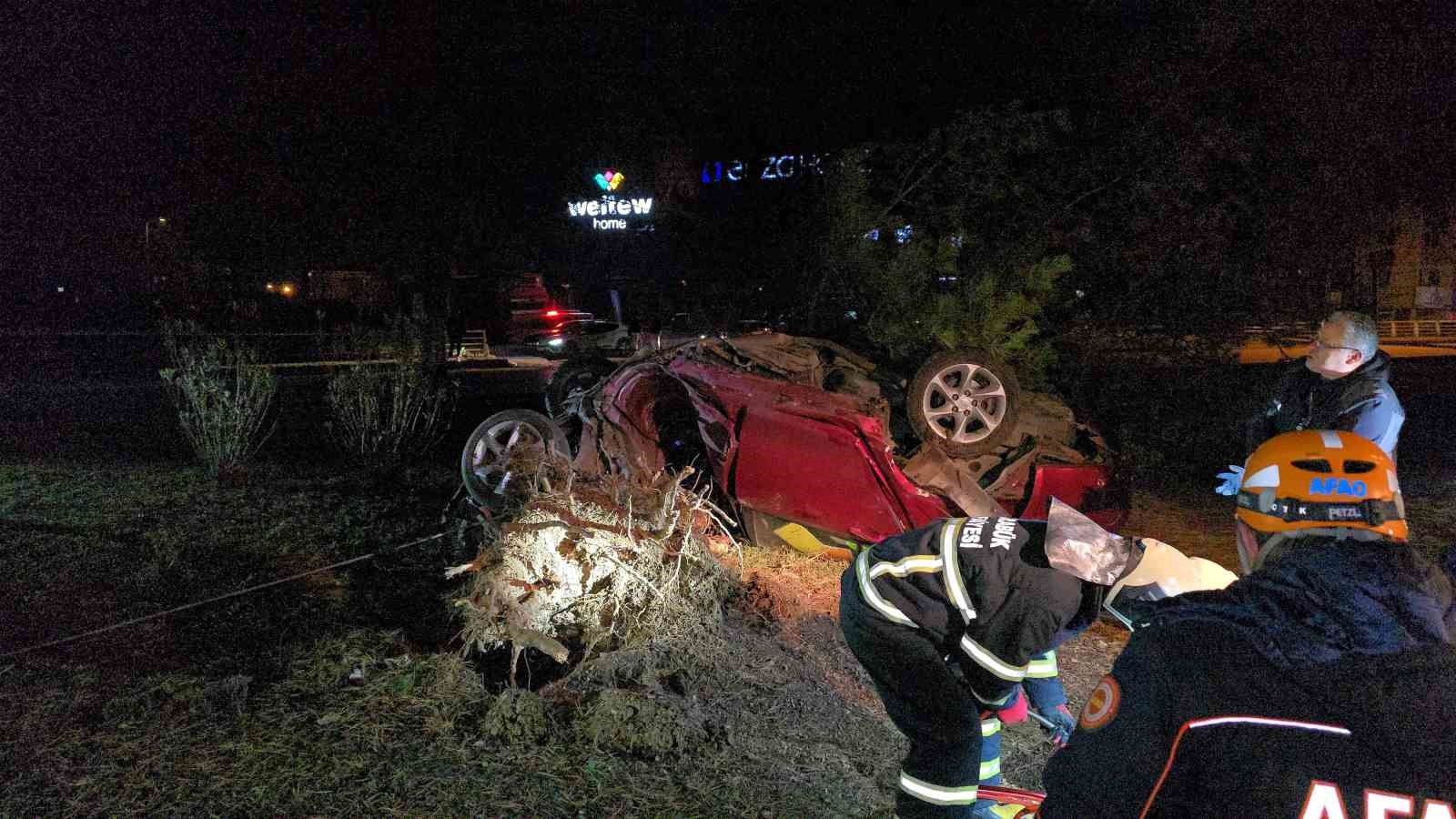 otomobil-takla-atarak-carptigi-agaci-kokunden-soktu-1-olu