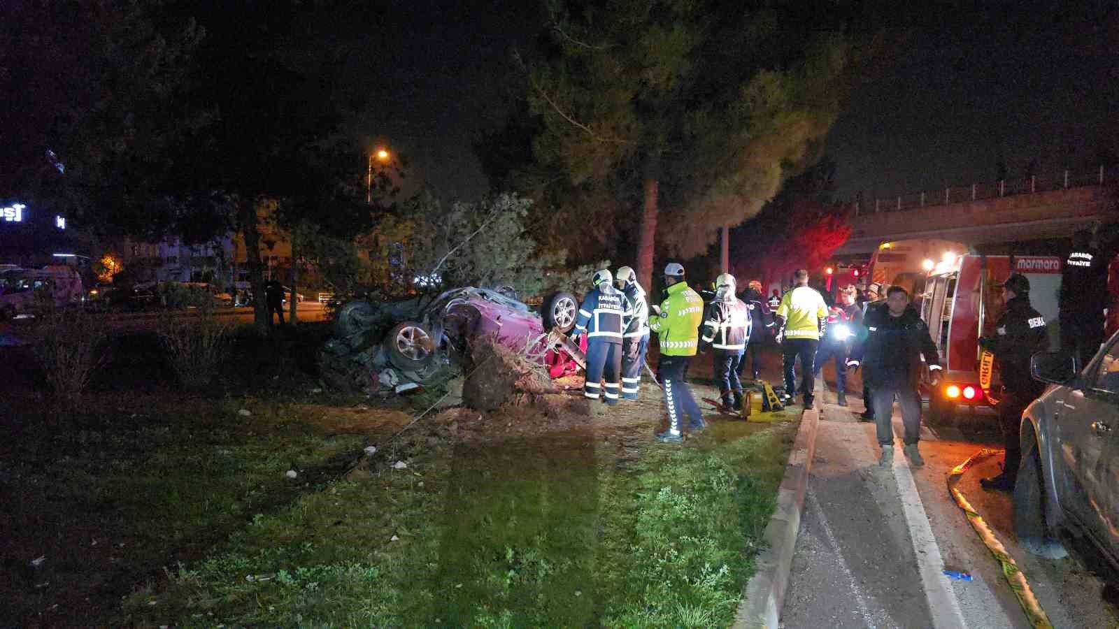 otomobil-takla-atarak-carptigi-agaci-kokunden-soktu-1-olu