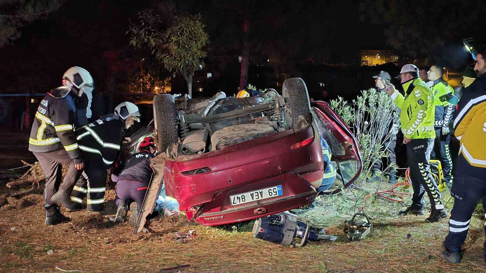 otomobil-takla-atarak-carptigi-agaci-kokunden-soktu-1-olu