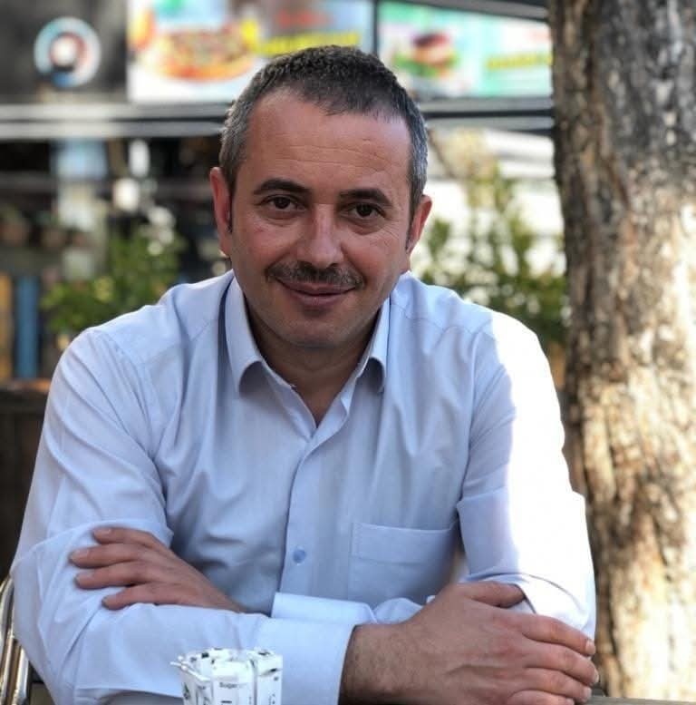 otomobil-takla-atarak-carptigi-agaci-kokunden-soktu-1-olu