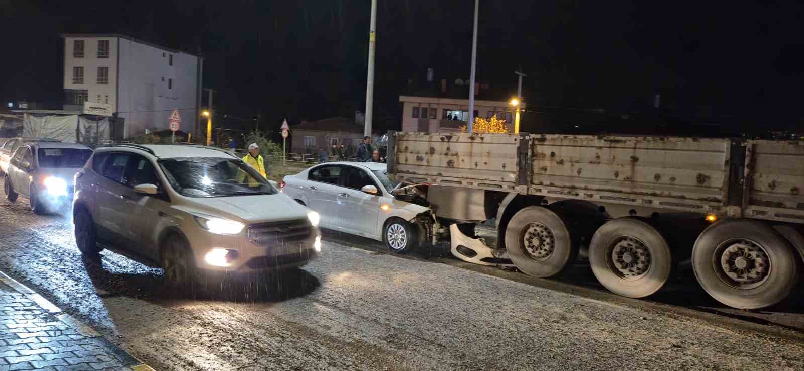 otomobil-tirin-dorsesine-saplandi1-yarali