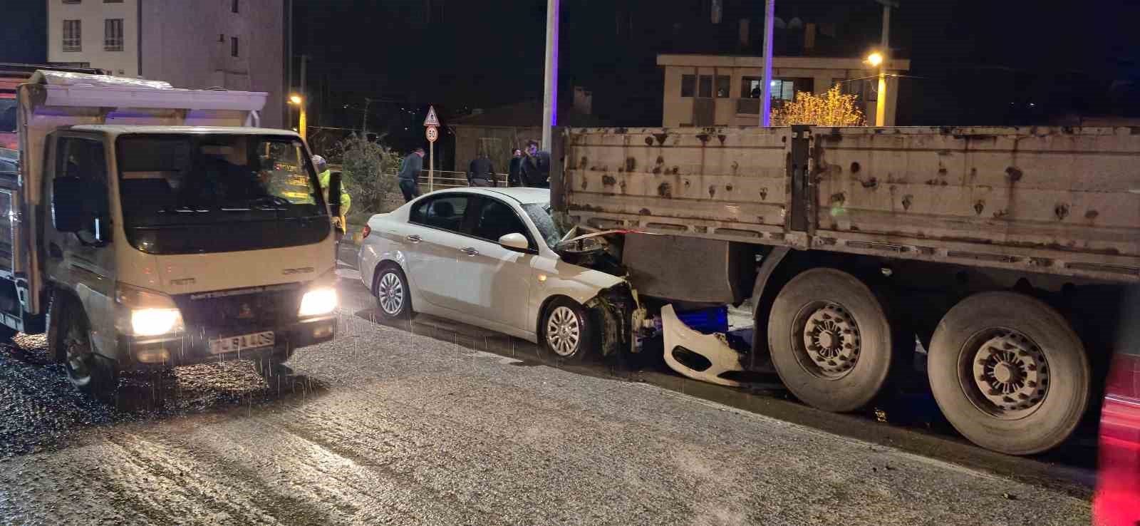 otomobil-tirin-dorsesine-saplandi1-yarali