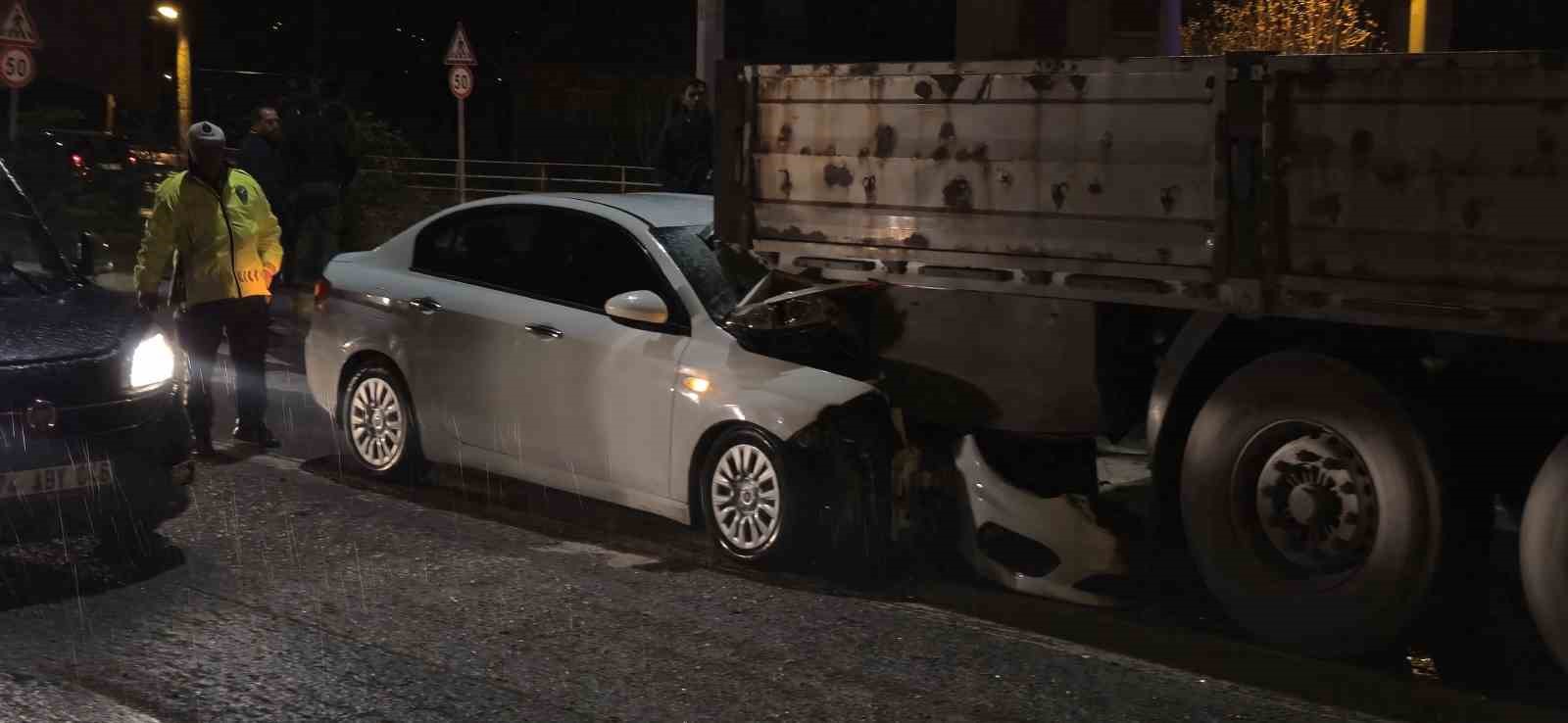 otomobil-tirin-dorsesine-saplandi1-yarali