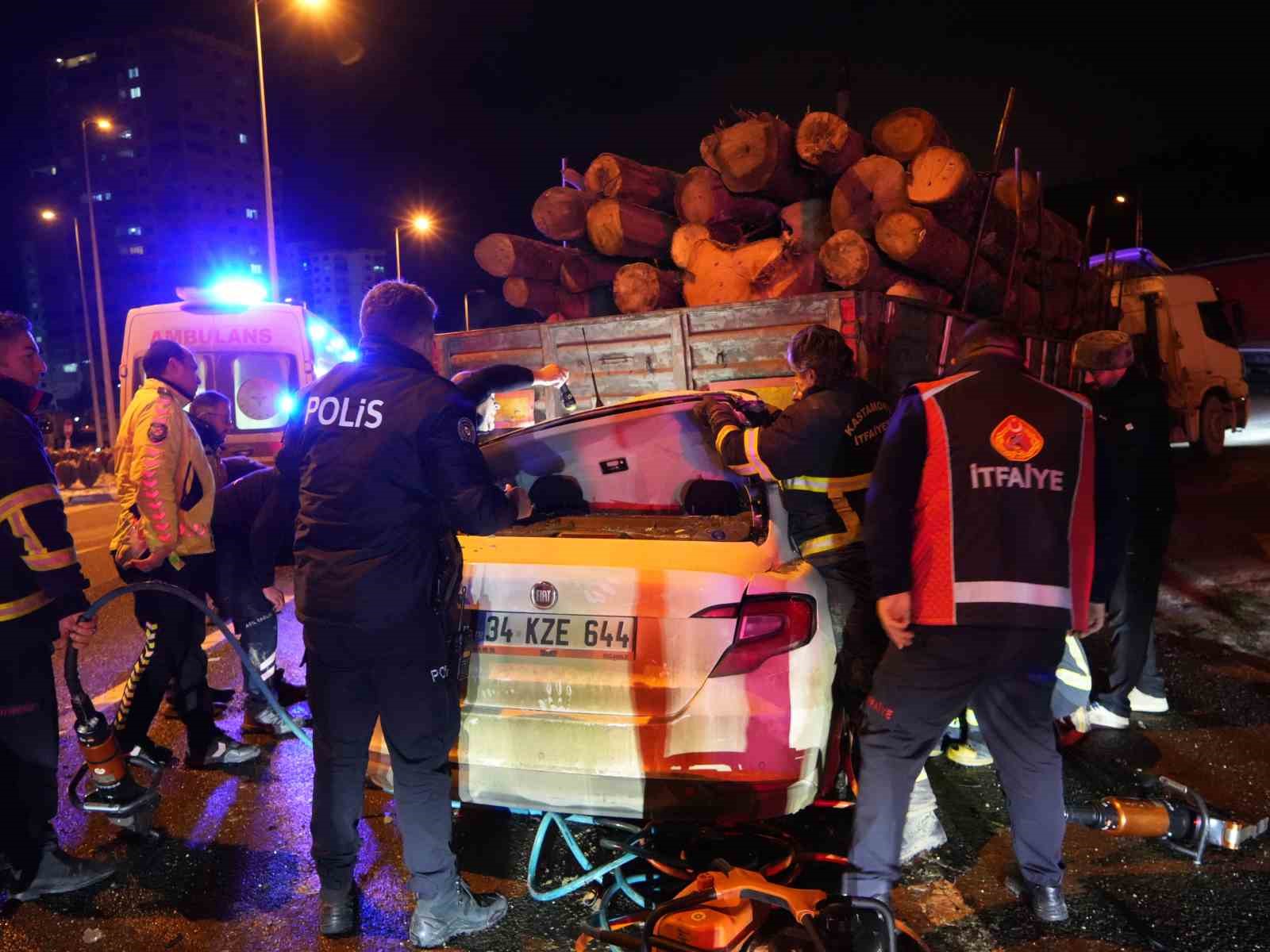otomobil-tirin-dorsesinin-altinda-girdi-1-kisi-oldu-2-kisi-agir-yaralandi