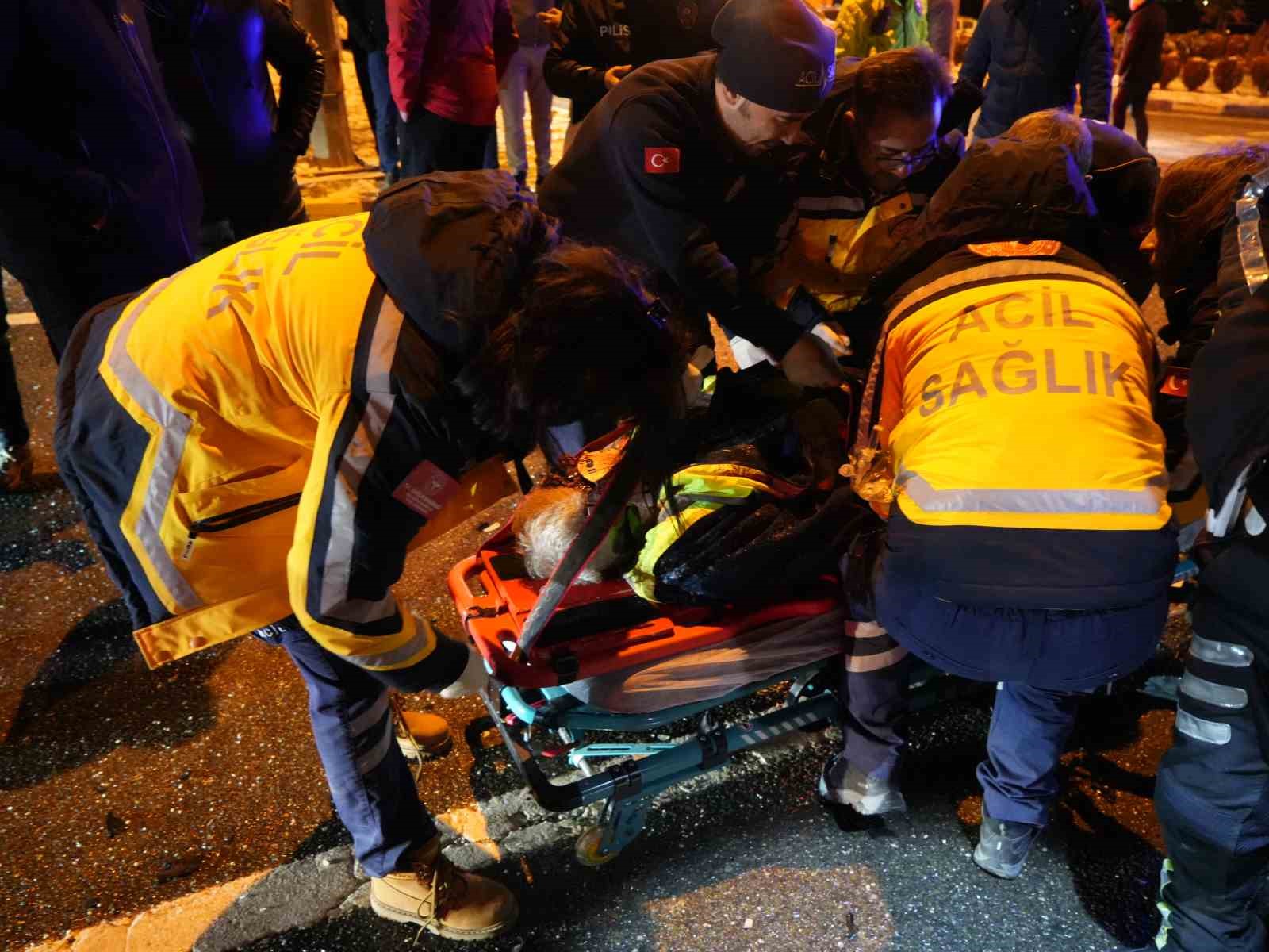 otomobil-tirin-dorsesinin-altinda-girdi-1-kisi-oldu-2-kisi-agir-yaralandi