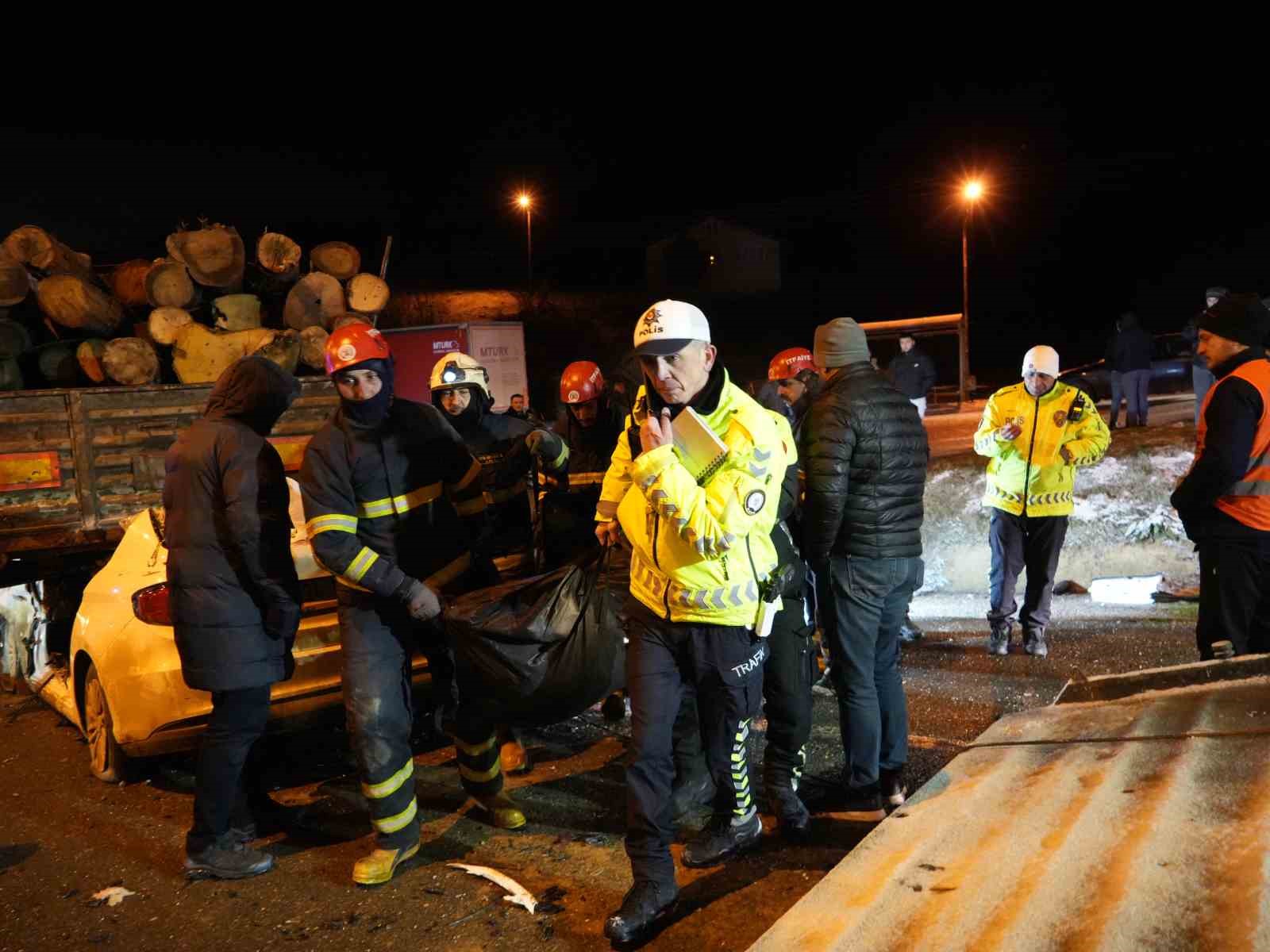 otomobil-tirin-dorsesinin-altinda-girdi-1-kisi-oldu-2-kisi-agir-yaralandi