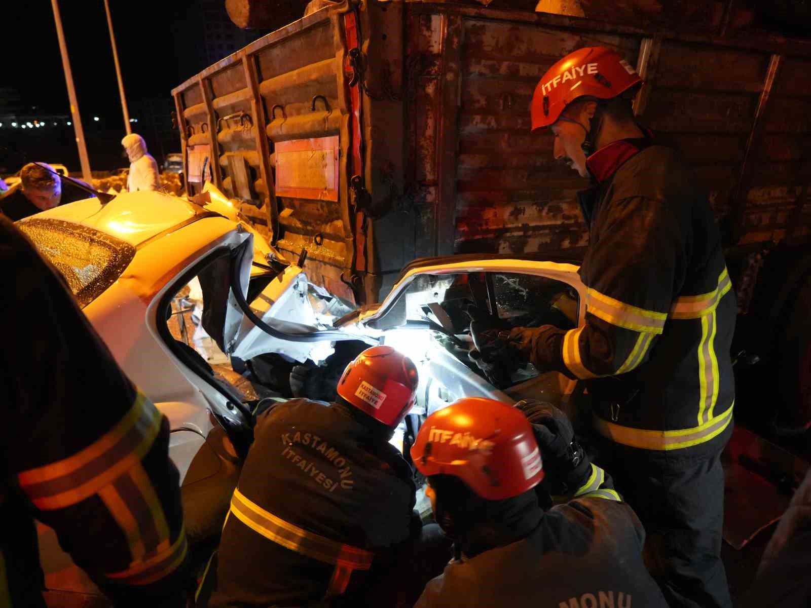 otomobil-tirin-dorsesinin-altinda-girdi-1-kisi-oldu-2-kisi-agir-yaralandi