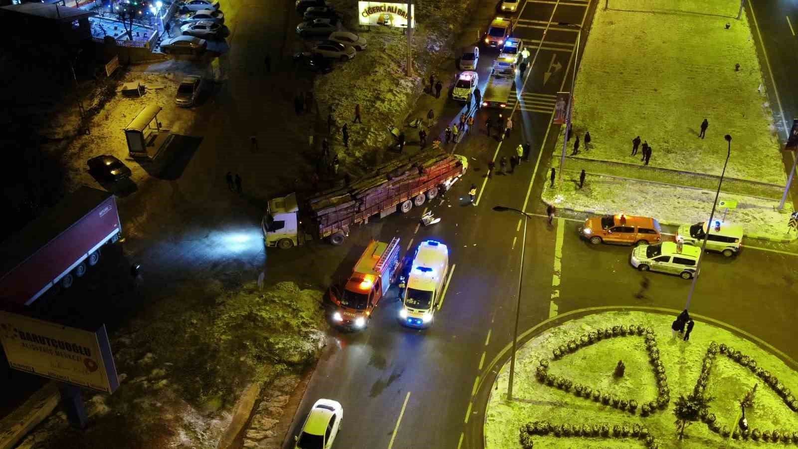 otomobil-tirin-dorsesinin-altinda-girdi-1-kisi-oldu-2-kisi-agir-yaralandi