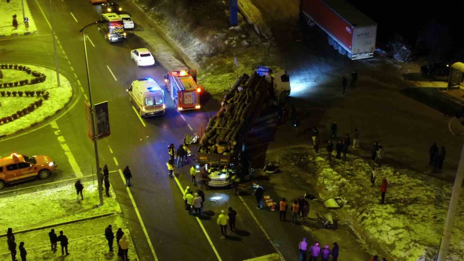 otomobil-tirin-dorsesinin-altinda-girdi-1-kisi-oldu-2-kisi-agir-yaralandi