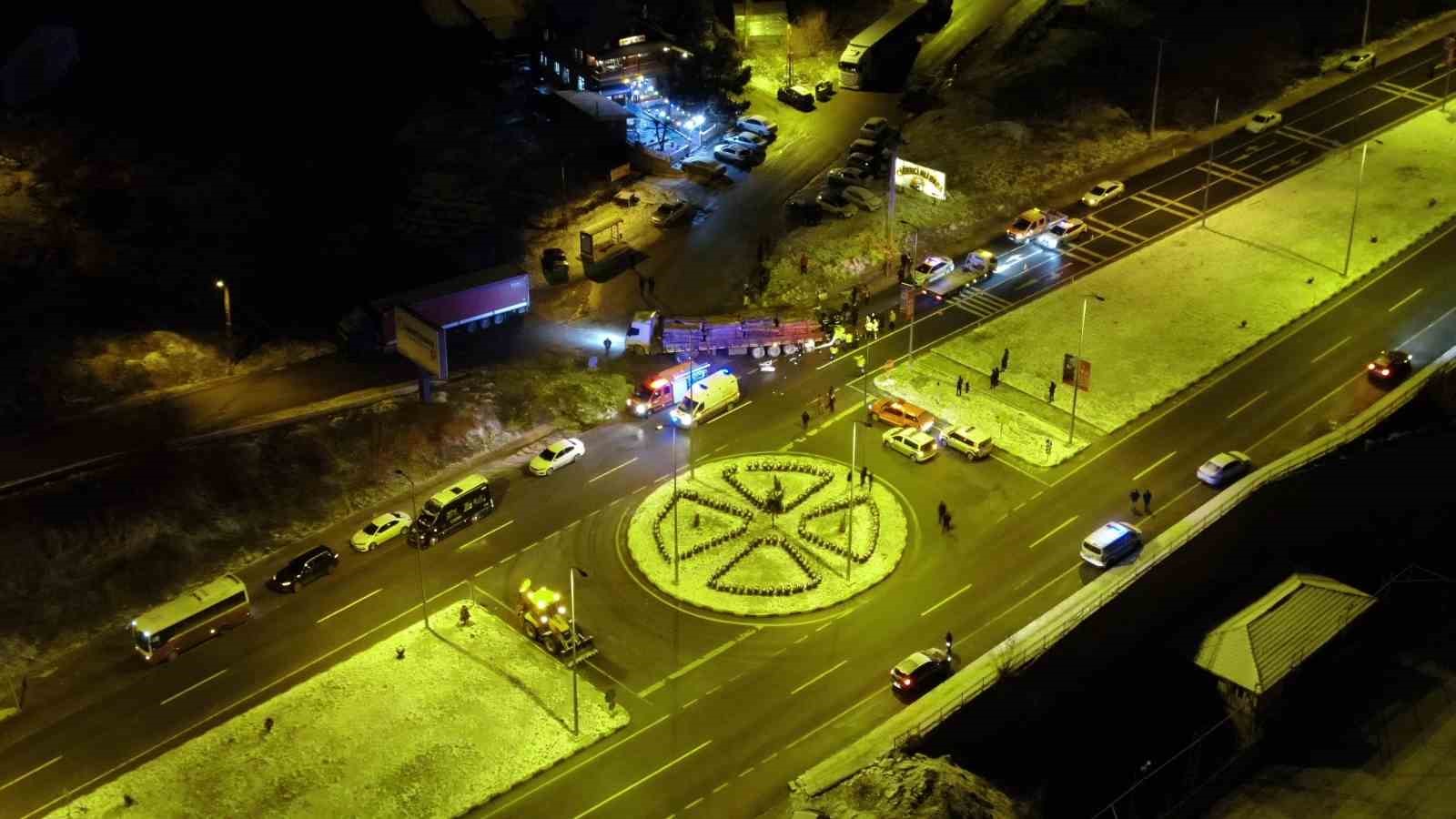 otomobil-tirin-dorsesinin-altinda-girdi-1-kisi-oldu-2-kisi-agir-yaralandi