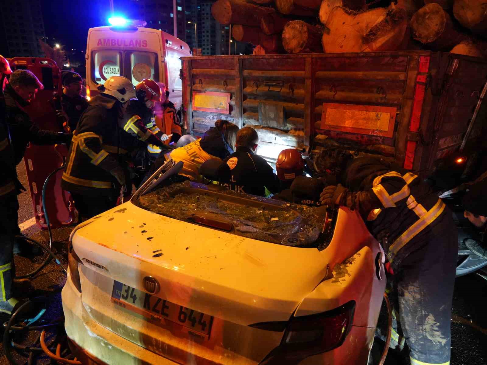 otomobil-tirin-dorsesinin-altinda-girdi-1-kisi-oldu-2-kisi-agir-yaralandi