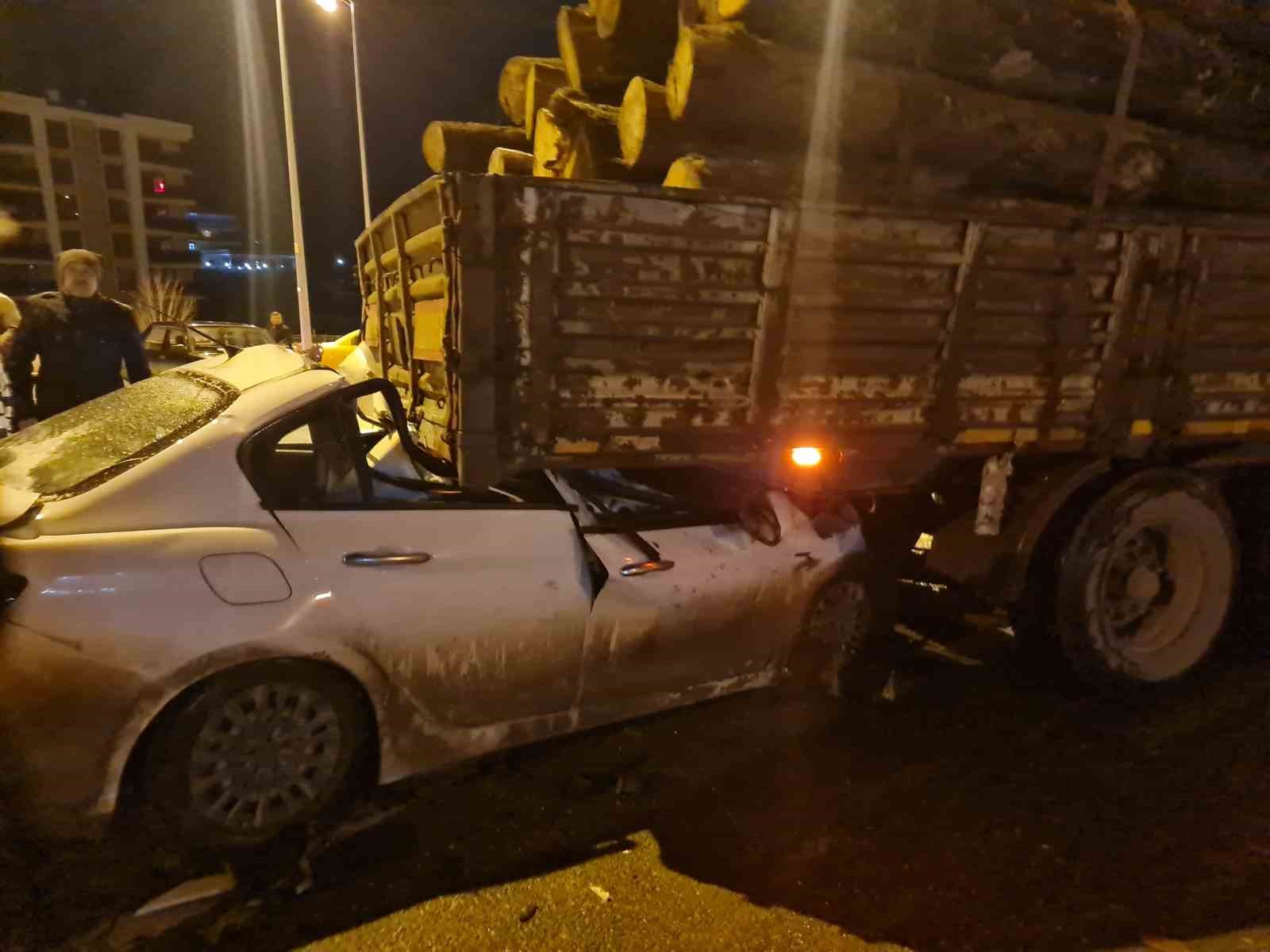 otomobil-tirin-dorsesinin-altinda-girdi-1-kisi-oldu-2-kisi-agir-yaralandi