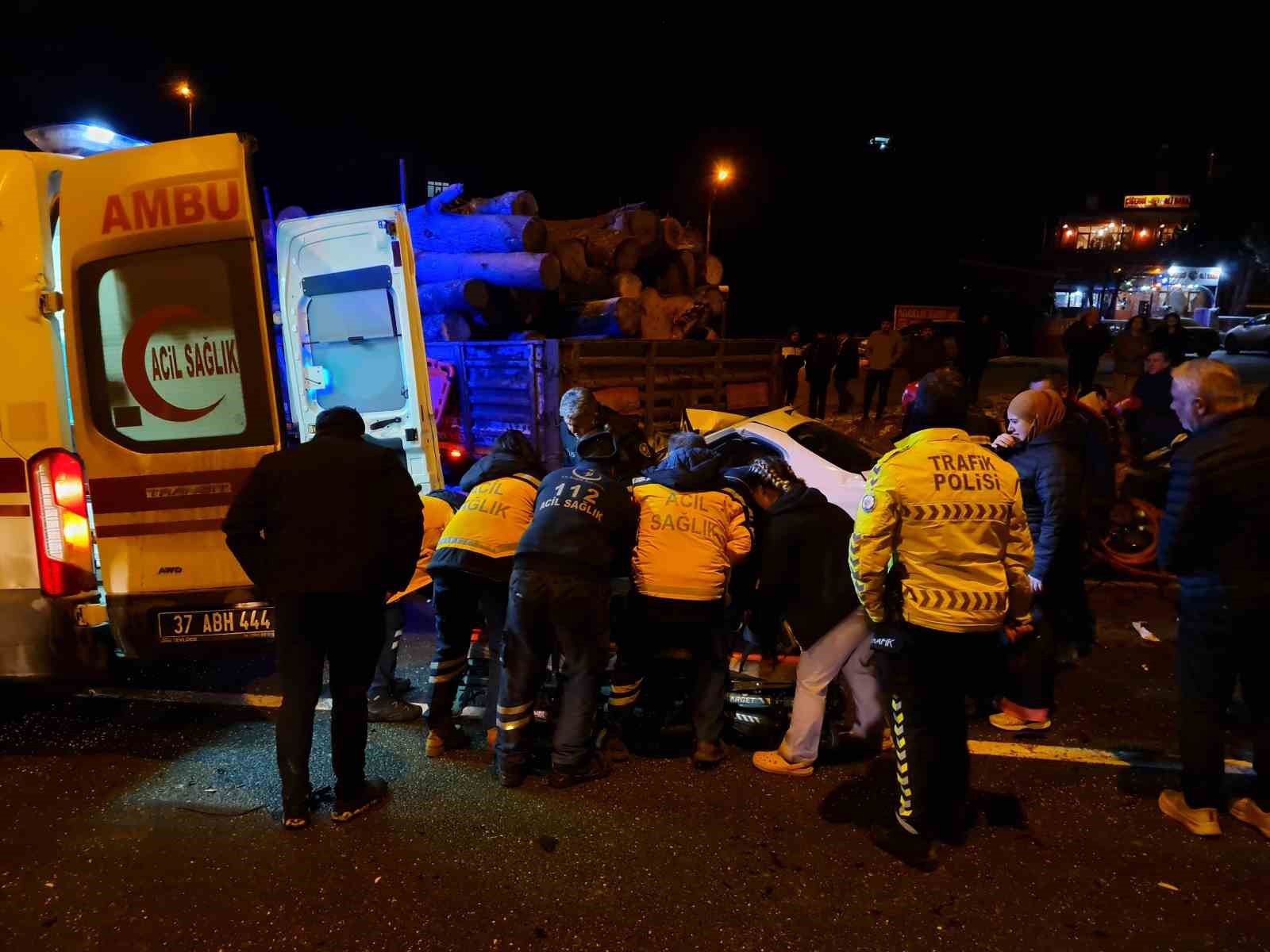 otomobil-tirin-dorsesinin-altinda-girdi-1-kisi-oldu-2-kisi-agir-yaralandi