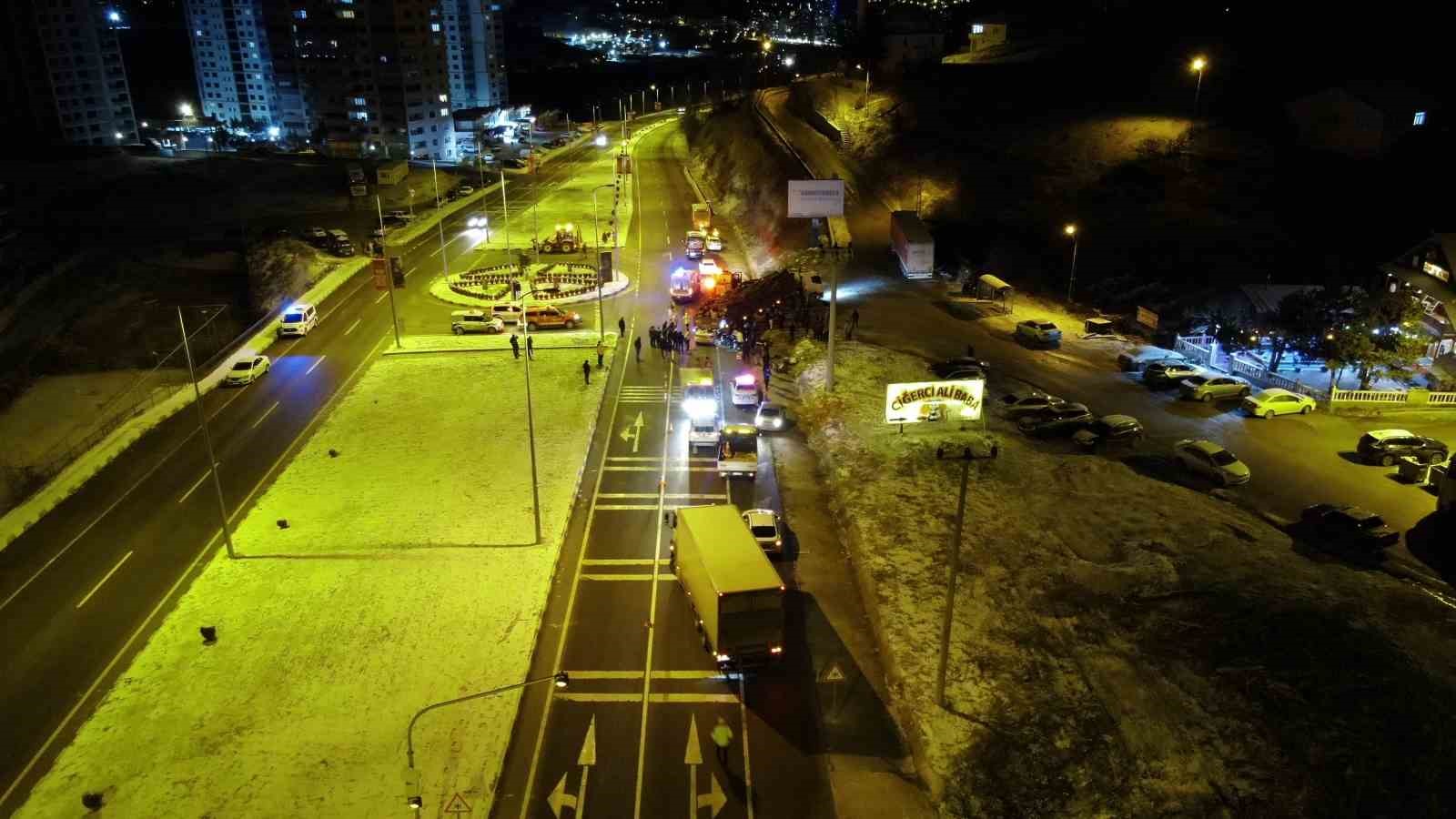 otomobil-tirin-dorsesinin-altinda-girdi-1-kisi-oldu-2-kisi-agir-yaralandi