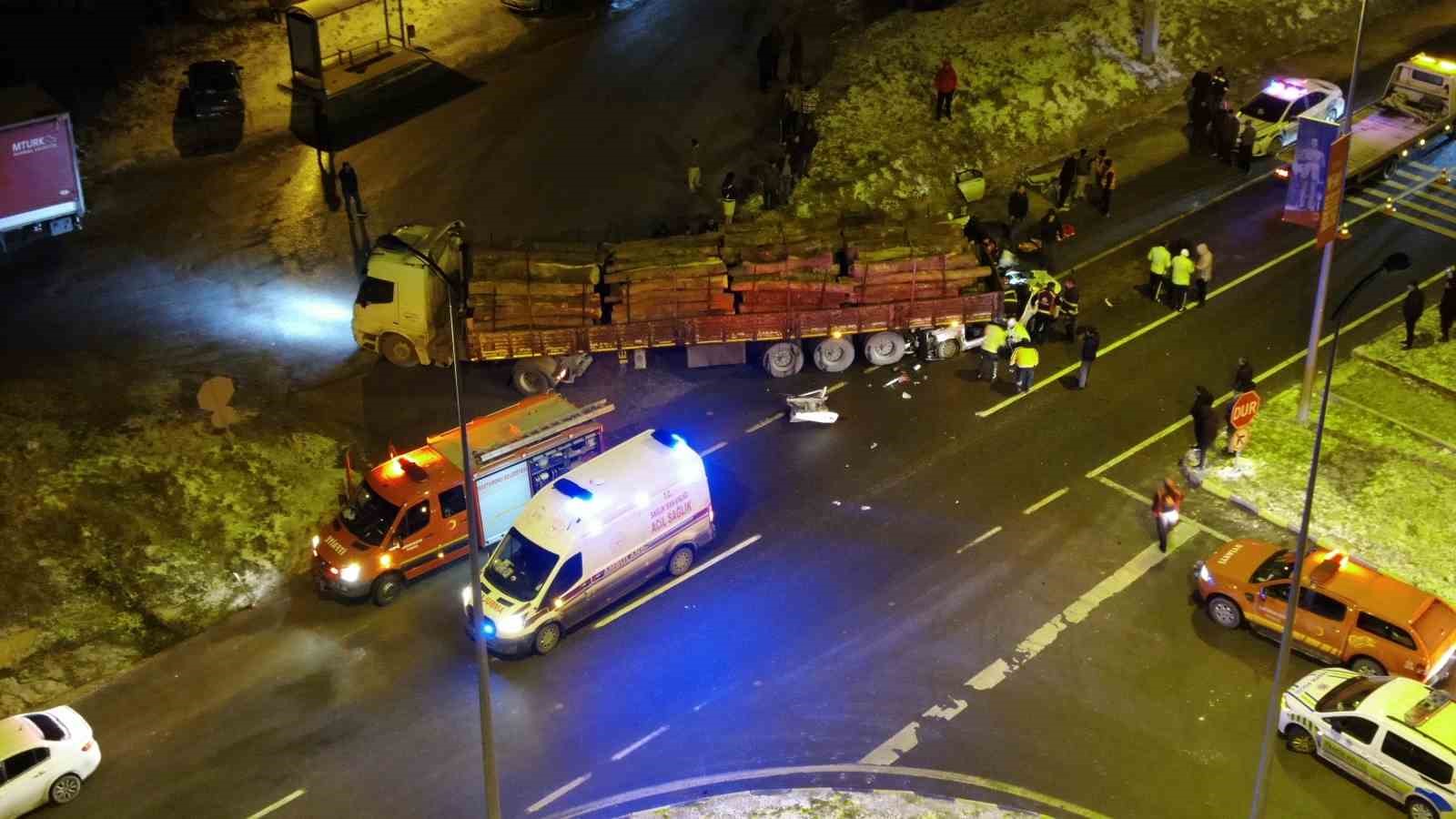 otomobil-tirin-dorsesinin-altinda-girdi-1-kisi-oldu-2-kisi-agir-yaralandi