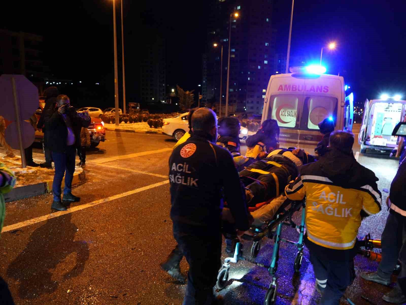 otomobil-tirin-dorsesinin-altinda-girdi-1-kisi-oldu-2-kisi-agir-yaralandi