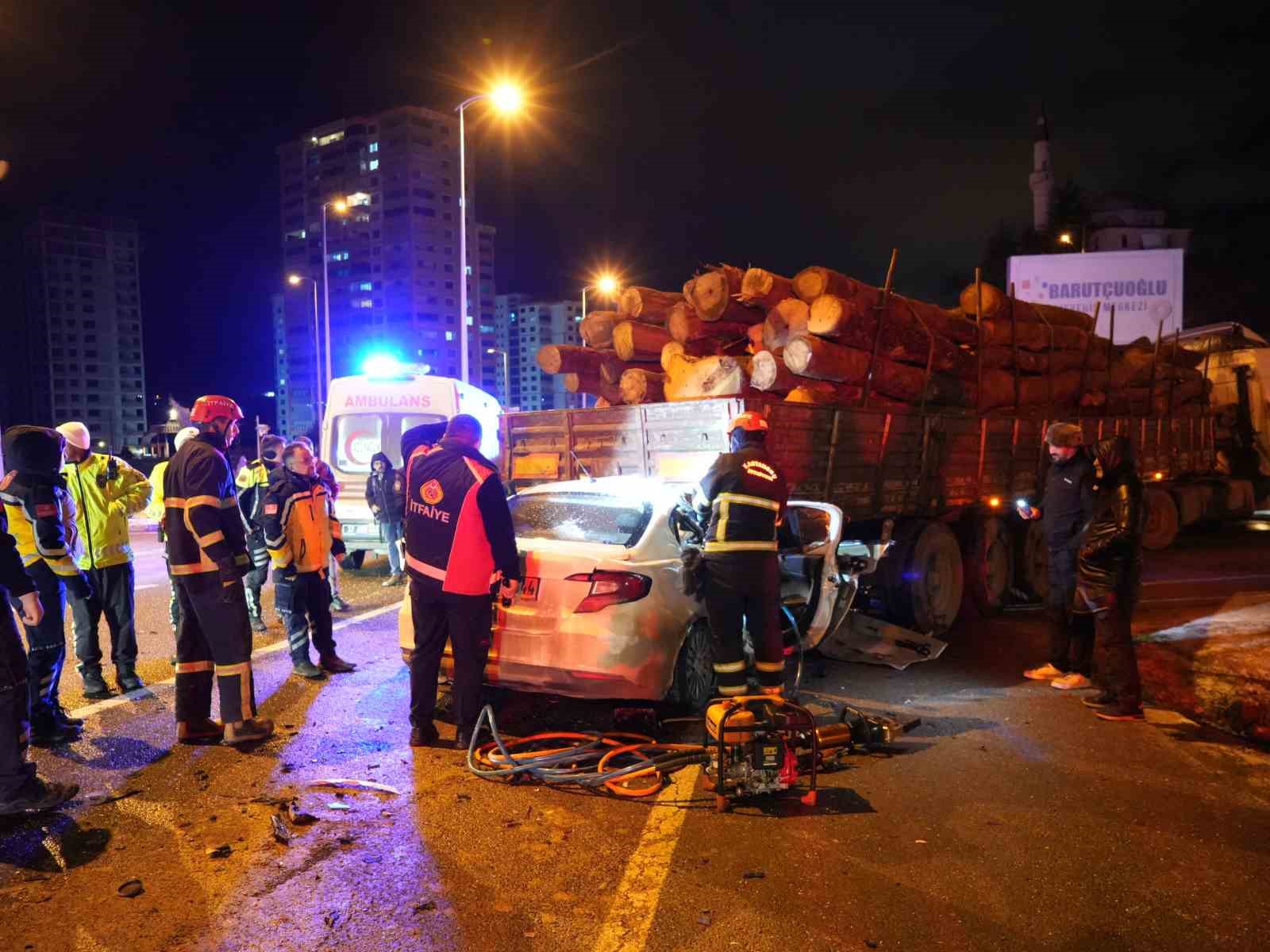 otomobil-tirin-dorsesinin-altinda-girdi-1-kisi-oldu-2-kisi-agir-yaralandi