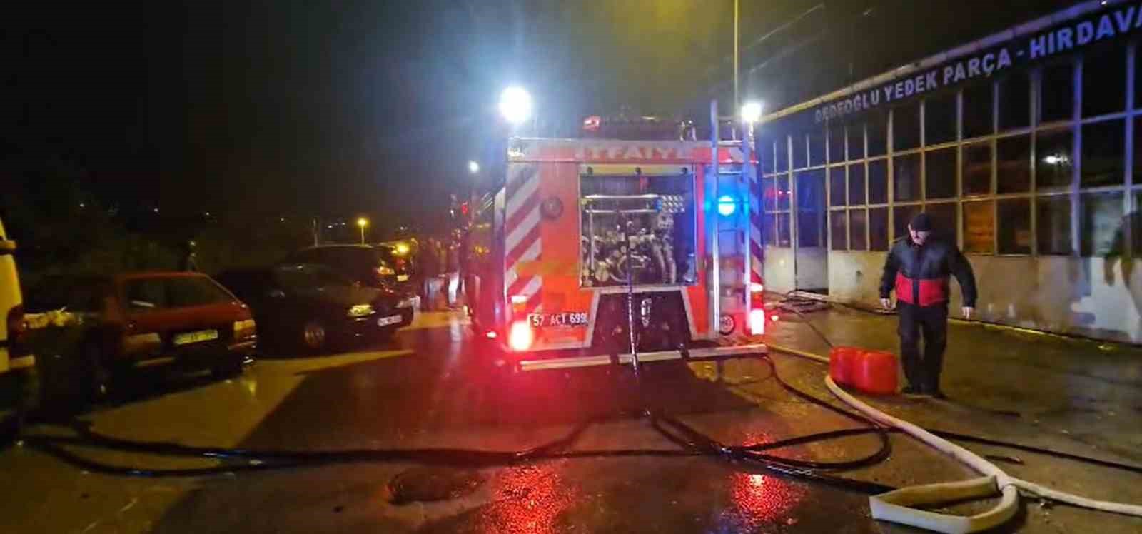 otomobilde-cikan-yangin-is-yerine-sicradi