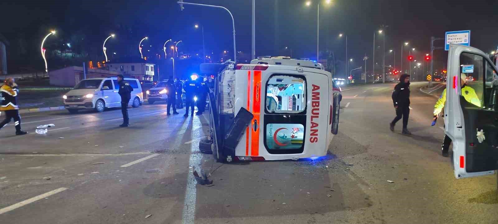 otomobille-carpisan-ambulans-devrildi-3-saglik-calisani-yaralandi