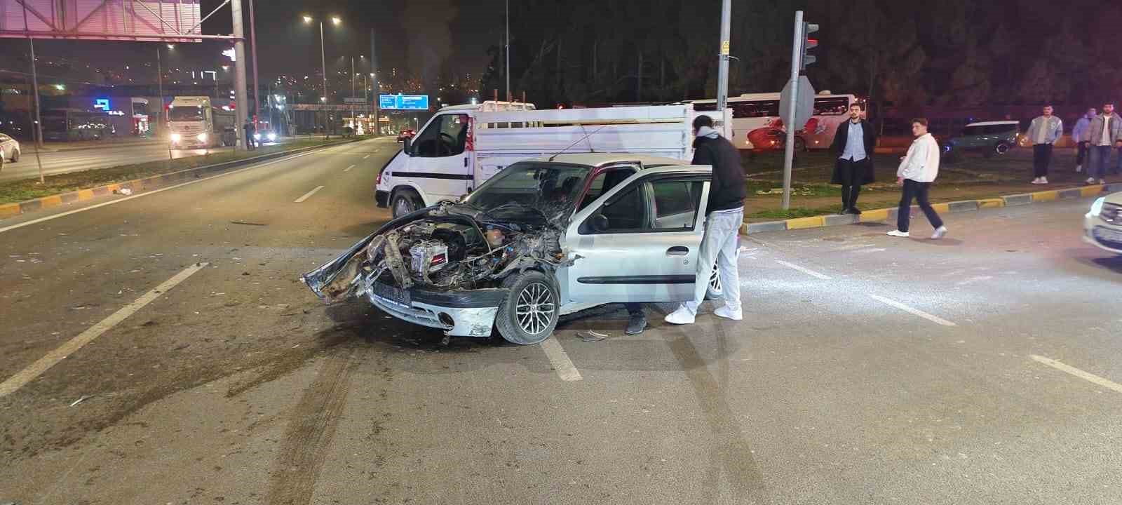 otomobille-carpisan-ambulans-devrildi-3-saglik-calisani-yaralandi