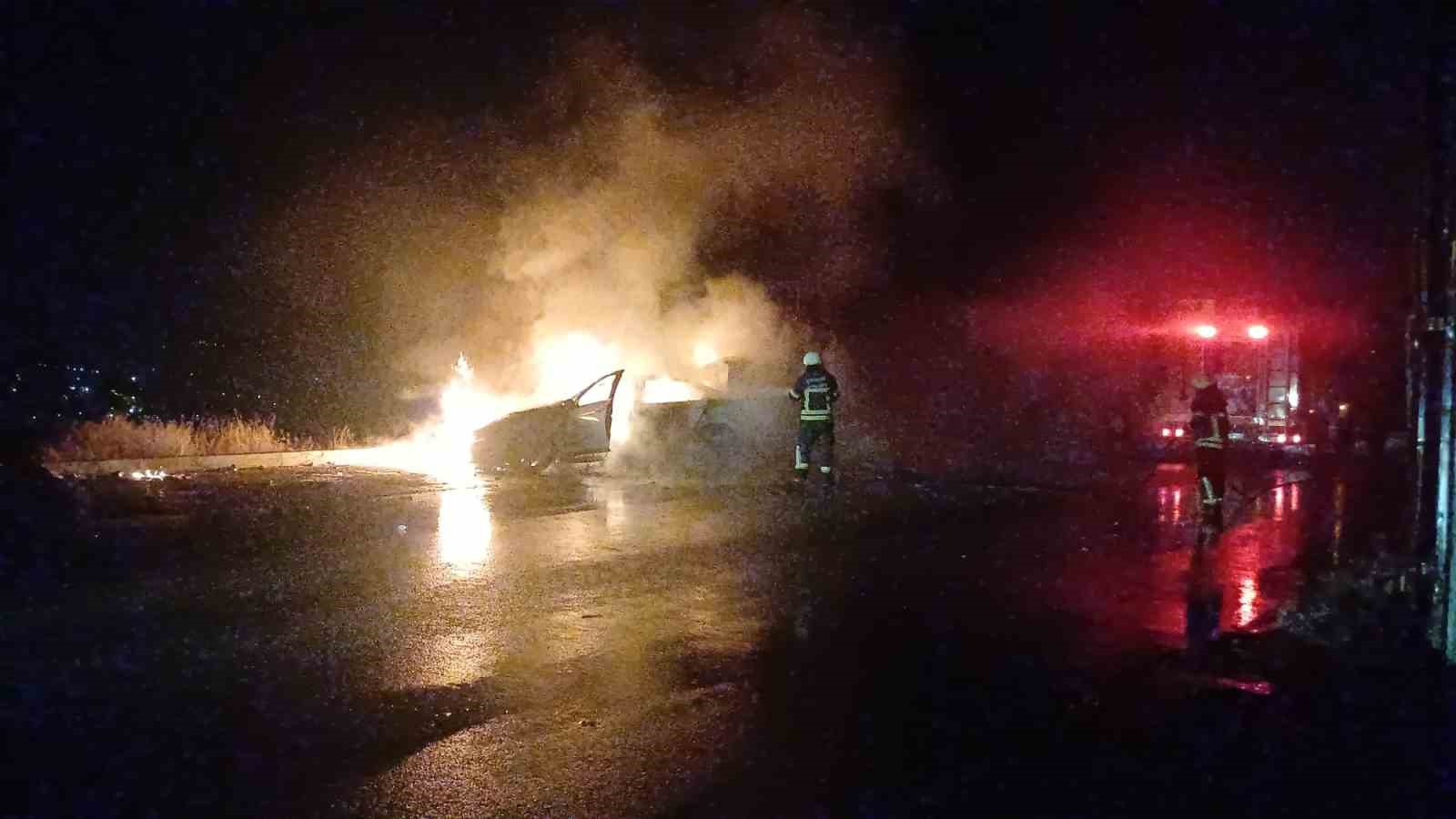 park-halindeki-arac-alev-topu-oldu-geriye-hurda-kaldi