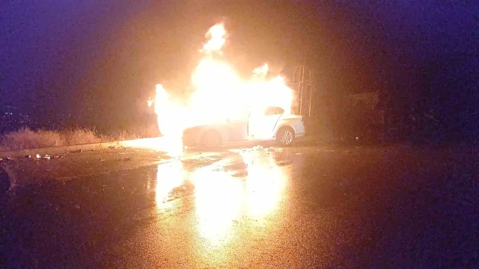 park-halindeki-arac-alev-topu-oldu-geriye-hurda-kaldi