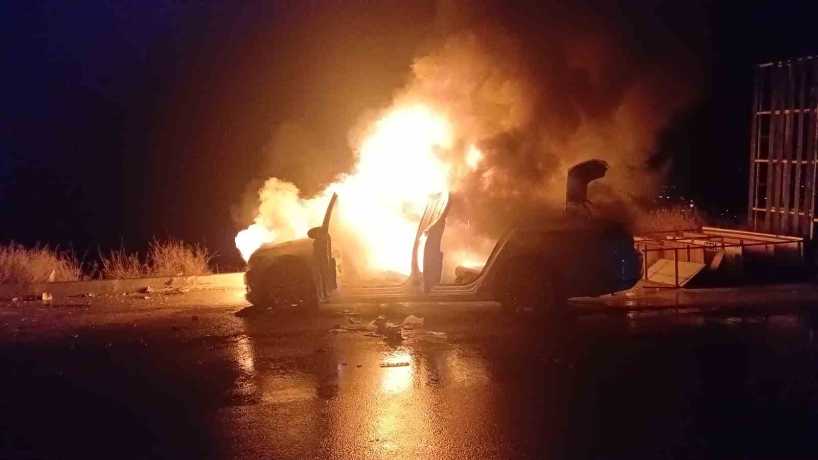 park-halindeki-arac-alev-topu-oldu-geriye-hurda-kaldi