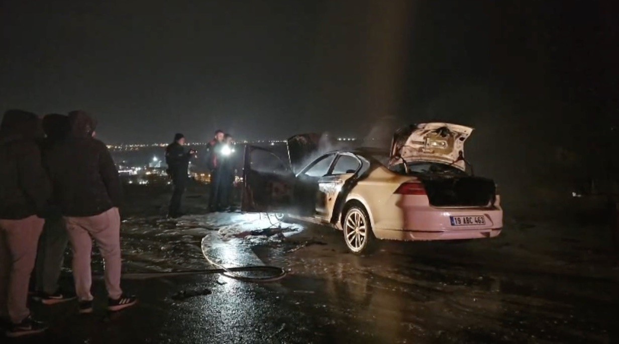 park-halindeki-arac-alev-topu-oldu-geriye-hurda-kaldi