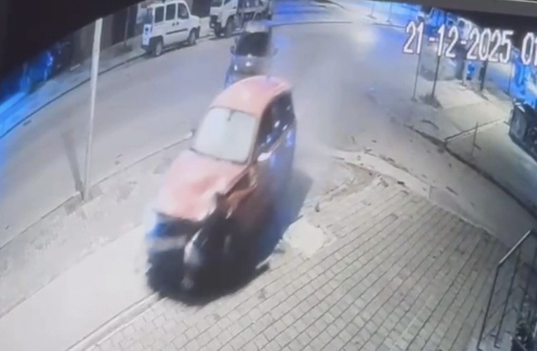 park-halindeki-araca-carpan-otomobildeki-4-kisi-kazayi-yara-almadan-atlatti